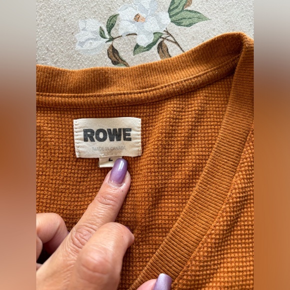 💢SOLD💢 🇨🇦 Rowe women’s the V-neck waffle top - Picture 3 of 4